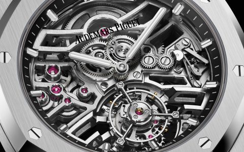 隆重推出首款鏤空AP皇家橡樹飛行陀飛輪腕表