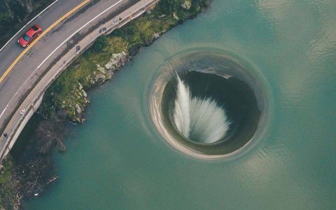 周末圍捕牧場風味鱷魚、英雄夫婦和湖洞