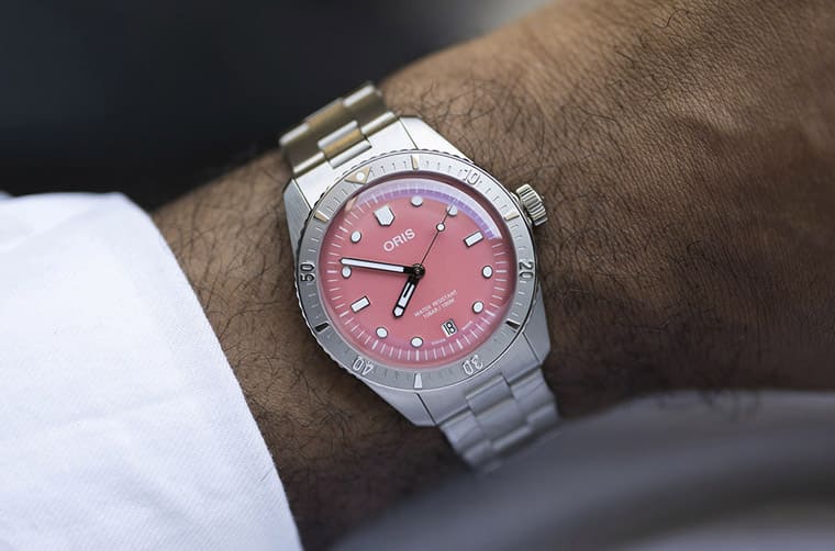 繼青銅表殼后終于推出不銹鋼款式ORIS Divers 65持續(xù)施展棉花糖彩色魅力