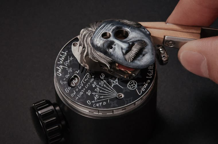 [Only Watch 2023]路易威登把愛因斯坦經典吐舌照片化為Tambour琺瑯金雕動偶