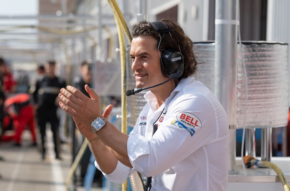 奧蘭多布魯在熱門強(qiáng)片《GT:跨界玩家》中戴了一款超經(jīng)典方形賽車表